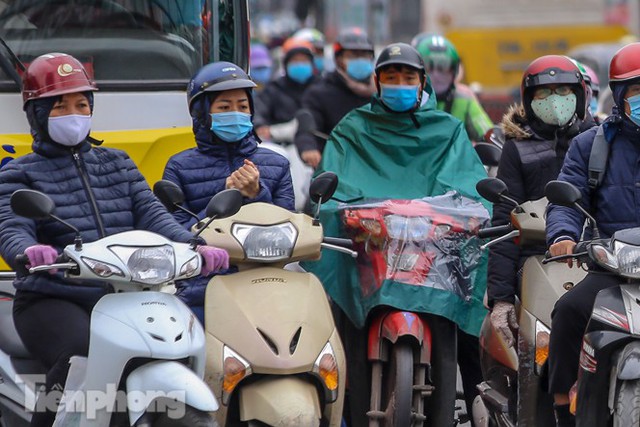 Trời rét đậm đột ngột, người Hà Nội co ro trong nhiều lớp áo - Ảnh 15.