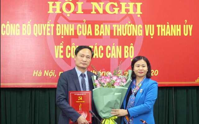 Phó Bí thư Thường trực Thành ủy Hà Nội Nguyễn Thị Tuyến trao Quyết định cho đồng chí Phạm Minh Anh.
