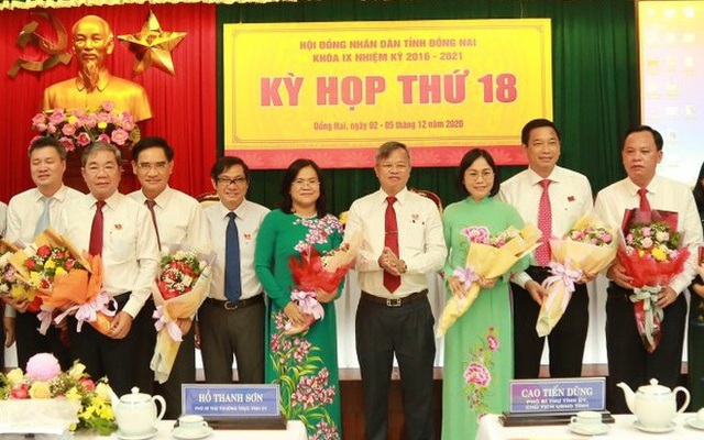 Chủ tịch UBND tỉnh Đồng Nai (thứ 4 tính từ bên phải qua) tặng hoa cho các tân và nguyên phó chủ tịch UBND tỉnh Đồng Nai..