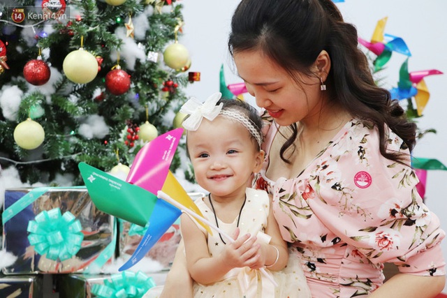 ẢNH, CLIP: Chị em Trúc Nhi - Diệu Nhi cười tít mắt, nắm tay bố mẹ đến BV đón giáng sinh cùng các bạn - Ảnh 14.