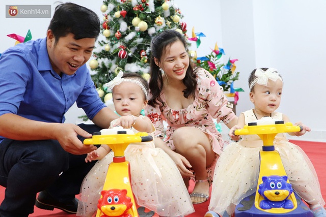 ẢNH, CLIP: Chị em Trúc Nhi - Diệu Nhi cười tít mắt, nắm tay bố mẹ đến BV đón giáng sinh cùng các bạn - Ảnh 15.