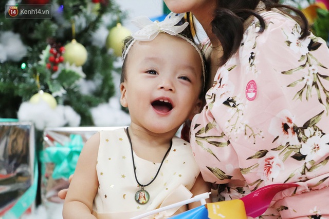 ẢNH, CLIP: Chị em Trúc Nhi - Diệu Nhi cười tít mắt, nắm tay bố mẹ đến BV đón giáng sinh cùng các bạn - Ảnh 23.