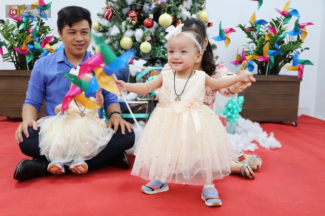 ẢNH, CLIP: Chị em Trúc Nhi - Diệu Nhi cười tít mắt, nắm tay bố mẹ đến BV đón giáng sinh cùng các bạn - Ảnh 24.
