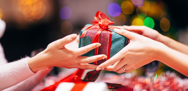 Những món quà giáng sinh mà Nữ hoàng Anh dành tặng cho nhân viên của mình cực kỳ độc đáo nhưng điều đặc biệt nhất nằm ở cách tặng và số tiền khủng - Ảnh 2. Những món quà giáng sinh mà Nữ hoàng Anh dành tặng cho nhân viên của mình cực kỳ độc đáo nhưng điều đặc biệt nhất nằm ở cách tặng và số tiền khủng - Ảnh 2.