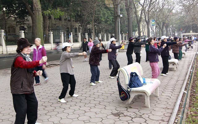 Trời lạnh, người dân đặc biệt người cao tuổi không nên tập thể dục ngoài trời quá sớm (Ảnh minh hoạ)