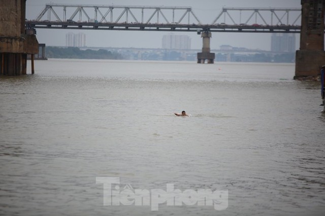 Sốc người dân Hà Nội vẫn bơi giữa sông Hồng trong giá rét căm căm - Ảnh 1.