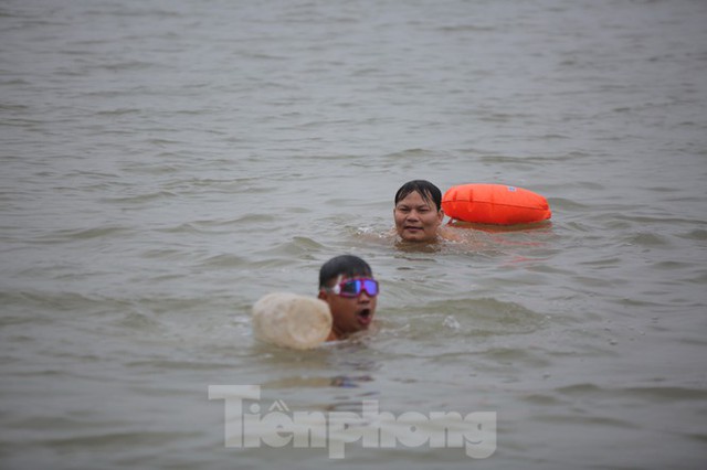 Sốc người dân Hà Nội vẫn bơi giữa sông Hồng trong giá rét căm căm - Ảnh 2.