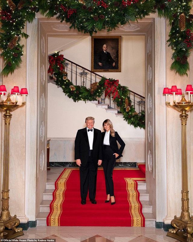 Vợ chồng Tổng thống Trump rạng rỡ trong ảnh Giáng sinh chính thức, dân mạng tinh mắt nhận ra một chi tiết gây khó hiểu - Ảnh 1.