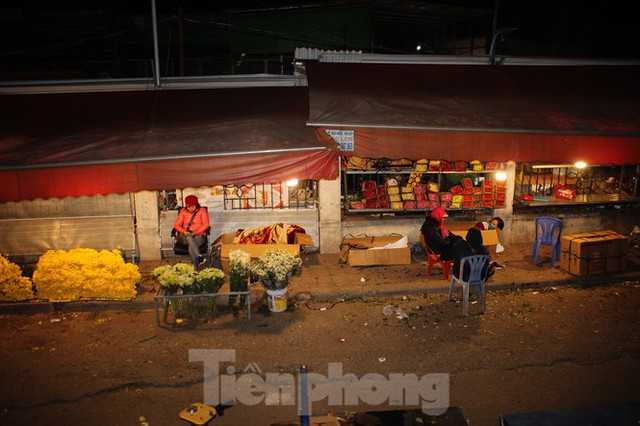 Nhọc nhằn mưu sinh trong giá lạnh ở chợ hoa lớn nhất Thủ đô - Ảnh 15.