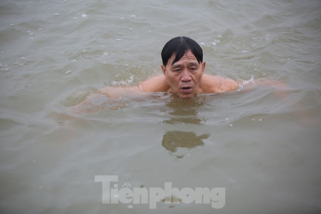 Sốc người dân Hà Nội vẫn bơi giữa sông Hồng trong giá rét căm căm - Ảnh 4.