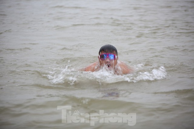 Sốc người dân Hà Nội vẫn bơi giữa sông Hồng trong giá rét căm căm - Ảnh 5.