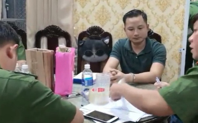 CLIP: Bắt thêm con trai đại gia Thiện "Soi"- chủ căn biệt thự dát vàng ở Bà Rịa- Vũng Tàu CLIP: Bắt thêm con trai đại gia Thiện "Soi"- chủ căn biệt thự dát vàng ở Bà Rịa- Vũng Tàu