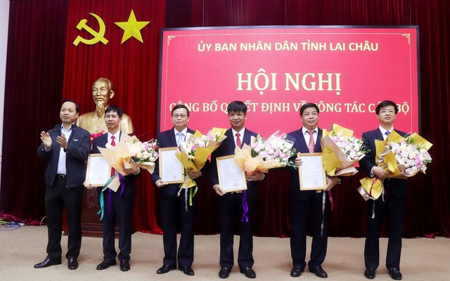 Chủ tịch UBND tỉnh Trần Tiến Dũng trao quyết định và tặng hoa cho 5 tân Giám đốc các sở, ngành.