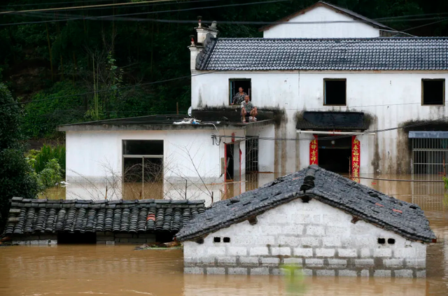 Loạt ảnh Trung Quốc năm 2020: Khủng hoảng và đau thương vì COVID-19, các di tích hàng trăm năm tuổi lần lượt bị nuốt chửng khi mẹ thiên nhiên nổi giận - Ảnh 18.