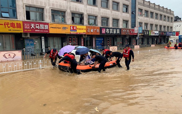 Loạt ảnh Trung Quốc năm 2020: Khủng hoảng và đau thương vì COVID-19, các di tích hàng trăm năm tuổi lần lượt bị nuốt chửng khi mẹ thiên nhiên nổi giận - Ảnh 22.