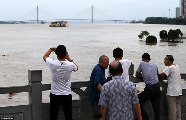 Loạt ảnh Trung Quốc năm 2020: Khủng hoảng và đau thương vì COVID-19, các di tích hàng trăm năm tuổi lần lượt bị nuốt chửng khi mẹ thiên nhiên nổi giận - Ảnh 25.