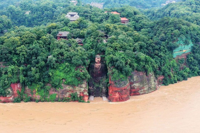 Loạt ảnh Trung Quốc năm 2020: Khủng hoảng và đau thương vì COVID-19, các di tích hàng trăm năm tuổi lần lượt bị nuốt chửng khi mẹ thiên nhiên nổi giận - Ảnh 26.