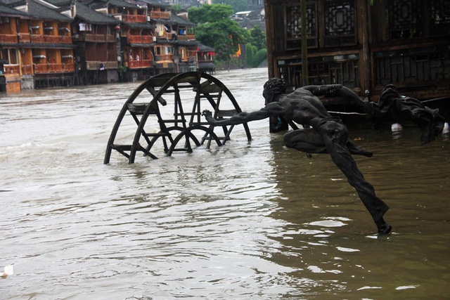 Loạt ảnh Trung Quốc năm 2020: Khủng hoảng và đau thương vì COVID-19, các di tích hàng trăm năm tuổi lần lượt bị nuốt chửng khi mẹ thiên nhiên nổi giận - Ảnh 29.