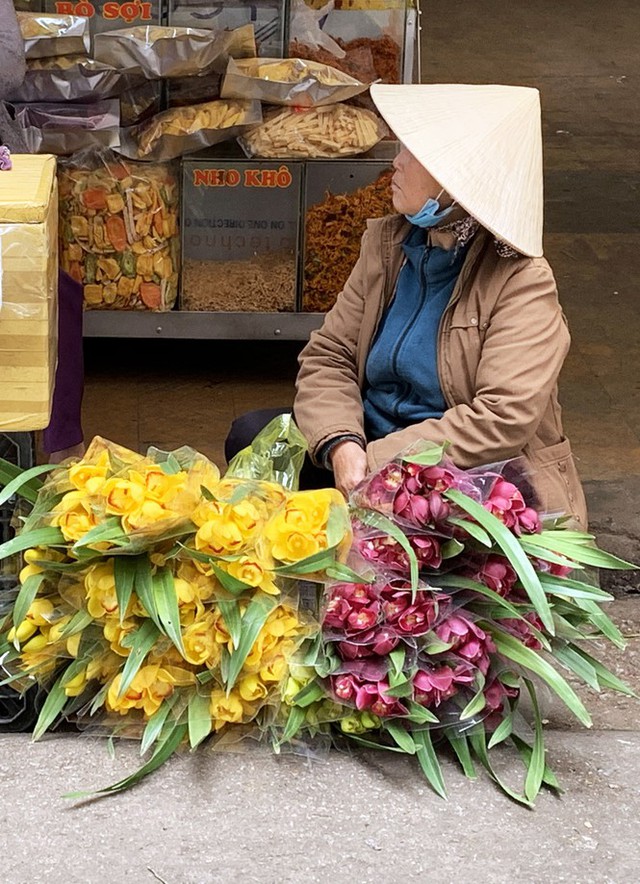 Địa lan Đà Lạt đua nở trước Tết, người trồng như ngồi trên lửa - Ảnh 4.