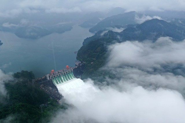 Loạt ảnh Trung Quốc năm 2020: Khủng hoảng và đau thương vì COVID-19, các di tích hàng trăm năm tuổi lần lượt bị nuốt chửng khi mẹ thiên nhiên nổi giận - Ảnh 39.