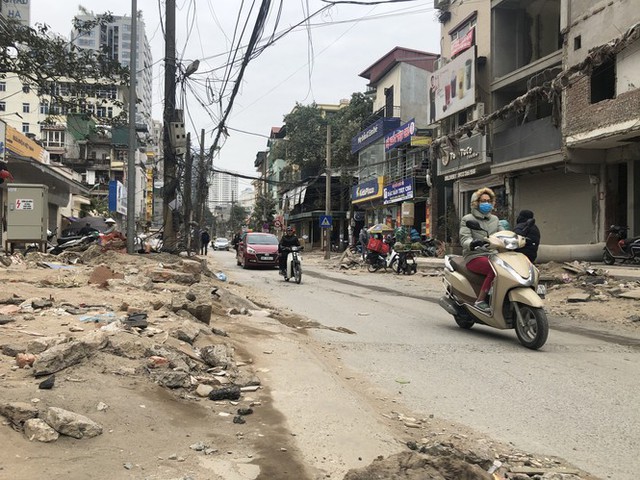 Những tuyến đường chằng chịt ‘ổ gà, ổ voi’ ở Hà Nội - Ảnh 2.