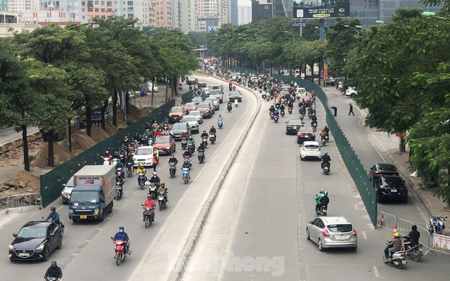 Ùn tắc khi quây lòng đường Lê Văn Lương thi công hầm chui Vành đai 3