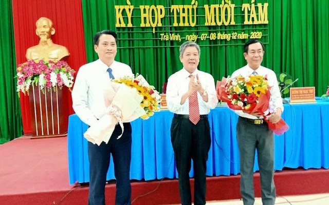 Ông Ngô Chí Cường, Bí thư Tỉnh ủy tặng hoa chúc mừng ông Lê Thanh Bình (phải) và ông Nguyễn Quỳnh Thiện.