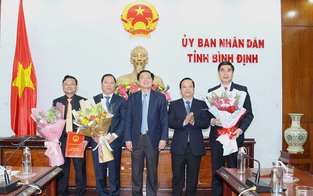 Bí thư Tỉnh ủy, Chủ tịch HĐND tỉnh Hồ Quốc Dũng (giữa) trao Quyết định và tặng hoa cho Chủ tịch UBND tỉnh và các Phó UBND tỉnh.