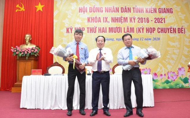 Ông Nguyễn Lưu Trung (trái) vừa được bầu làm Phó Chủ tịch UBND tỉnh Kiên Giang