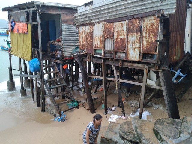 Sóng đánh nhà tơi tả, dân xóm Chụt Nha Trang sống trong sợ hãi - Ảnh 2.