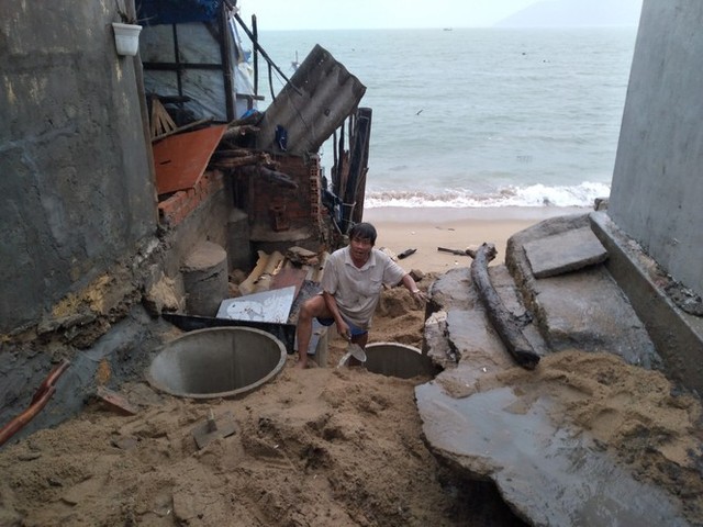 Sóng đánh nhà tơi tả, dân xóm Chụt Nha Trang sống trong sợ hãi - Ảnh 4.