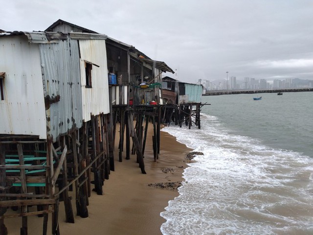 Sóng đánh nhà tơi tả, dân xóm Chụt Nha Trang sống trong sợ hãi - Ảnh 6.