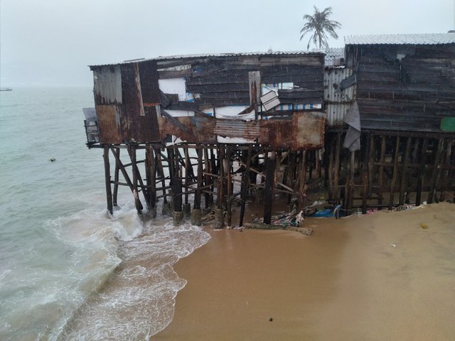 Sóng đánh nhà tơi tả, dân xóm Chụt Nha Trang sống trong sợ hãi - Ảnh 7.