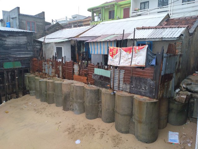 Sóng đánh nhà tơi tả, dân xóm Chụt Nha Trang sống trong sợ hãi - Ảnh 8.