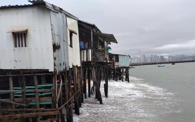 Sóng đánh nhà tơi tả, dân xóm Chụt Nha Trang sống trong sợ hãi