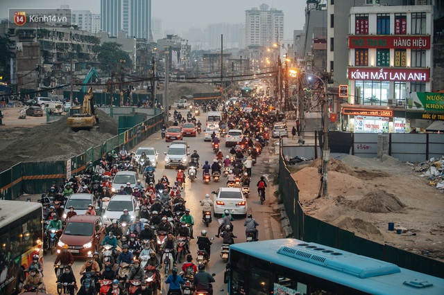 Cuộc sống người dân cạnh đại công trường đường vành đai nghìn tỷ: Ùn tắc, khói bụi, thậm chí ngã nhào - Ảnh 38.