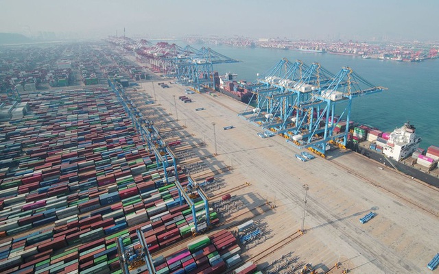 Hàng hóa xếp tại một cảng ở biển Trung Quốc. (Ảnh minh họa: WSJ)
