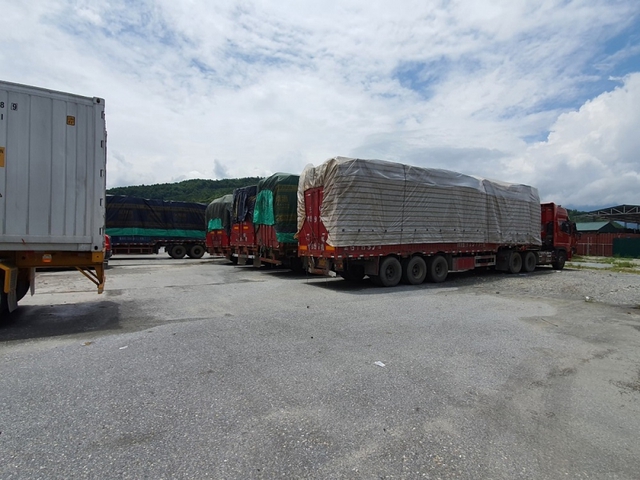 Vụ bắt 100 xe tải hàng Trung Quốc ở Lào Cai: Có rác thải điện tử, chân gà, hàng hiệu giả - Ảnh 1.