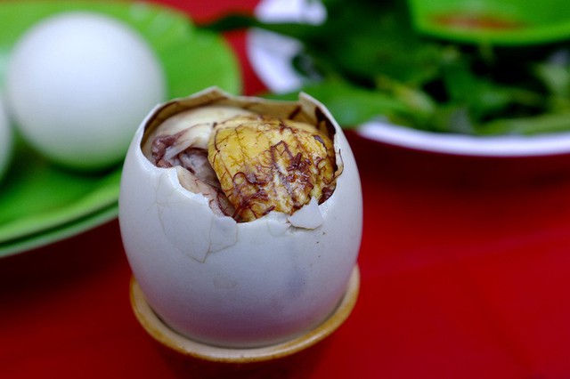 Ăn trứng vịt lộn tẩm bổ trong mùa đông đừng phạm phải 3 sai lầm này kẻo hại gan, thận và khiến bệnh thêm nặng - Ảnh 3.
