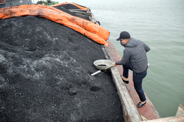 Cảnh sát biển tạm giữ 850 tấn than không rõ nguồn gốc - Ảnh 1.