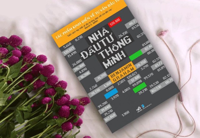 Muốn tập tành đầu tư làm giàu nhưng chưa biết bắt đầu từ đâu? Đây là 4 cuốn sách tỷ phú Warren Buffett khuyên người mới nên đọc - Ảnh 2. Muốn tập tành đầu tư làm giàu nhưng chưa biết bắt đầu từ đâu? Đây là 4 cuốn sách tỷ phú Warren Buffett khuyên người mới nên đọc - Ảnh 2.