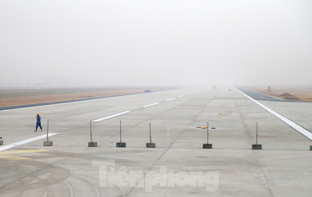 Nhìn gần đường băng 1B sân bay Nội Bài sắp hoàn thành - Ảnh 1.