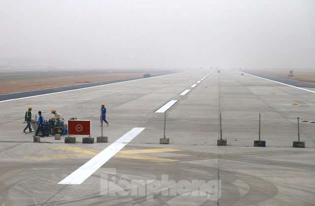 Nhìn gần đường băng 1B sân bay Nội Bài sắp hoàn thành - Ảnh 2.