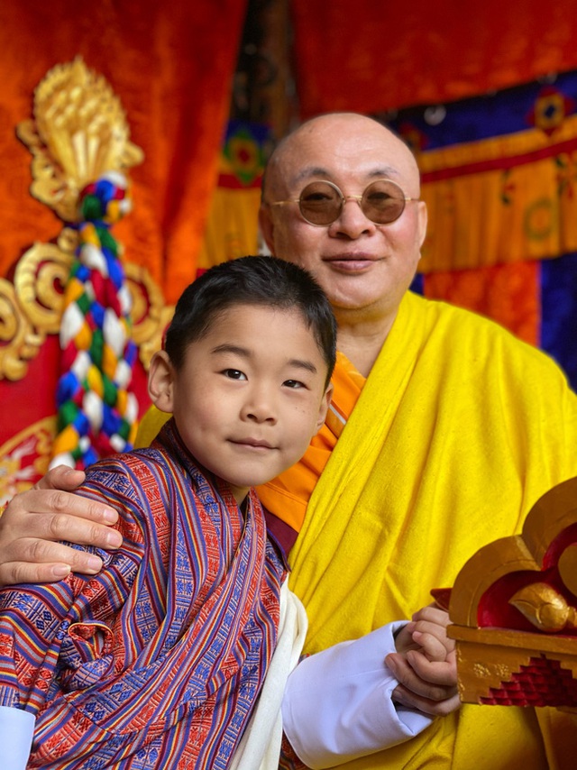 Hoàng hậu vạn người mê Bhutan chia sẻ ảnh mới của 2 Hoàng tử, vẻ ngoài của hai đứa trẻ gây bất ngờ - Ảnh 2.