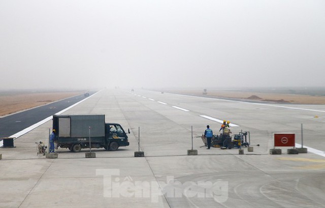 Nhìn gần đường băng 1B sân bay Nội Bài sắp hoàn thành - Ảnh 3.