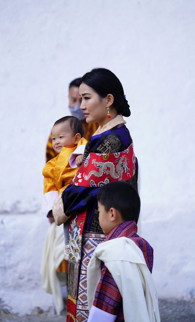 Hoàng hậu vạn người mê Bhutan chia sẻ ảnh mới của 2 Hoàng tử, vẻ ngoài của hai đứa trẻ gây bất ngờ - Ảnh 3.