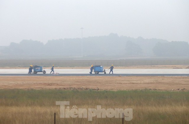 Nhìn gần đường băng 1B sân bay Nội Bài sắp hoàn thành - Ảnh 4.