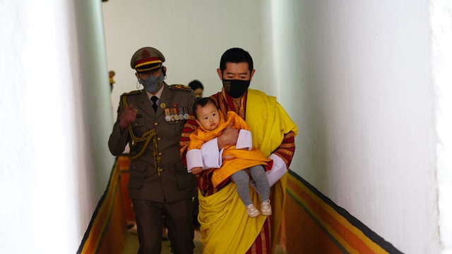 Hoàng hậu vạn người mê Bhutan chia sẻ ảnh mới của 2 Hoàng tử, vẻ ngoài của hai đứa trẻ gây bất ngờ - Ảnh 5.