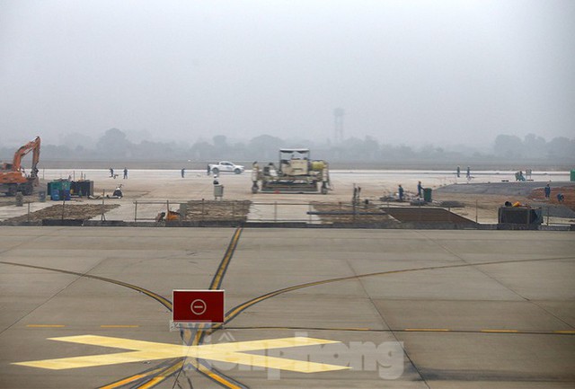 Nhìn gần đường băng 1B sân bay Nội Bài sắp hoàn thành - Ảnh 7.