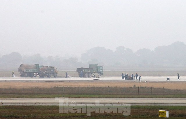 Nhìn gần đường băng 1B sân bay Nội Bài sắp hoàn thành - Ảnh 8.